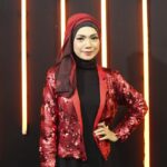 Indah Nevertari baju merah