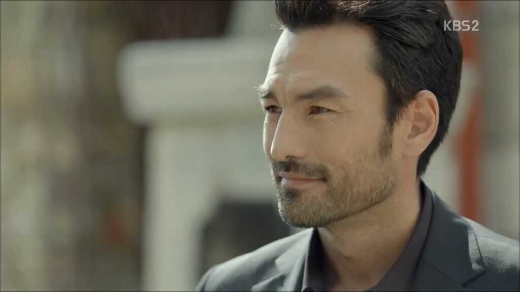 Argus diperankan sangat bagus oleh David Lee McInnis