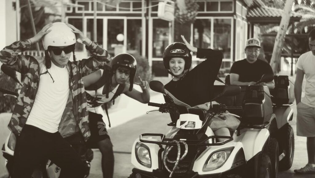 Cho Jesper bersama Kim Ji-won