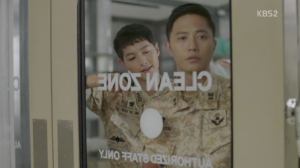 Kapten Yo Si-jin (Song Joong-ki) dan Mayor Seo Dae-young (Jin Goo) DotS Episode 11