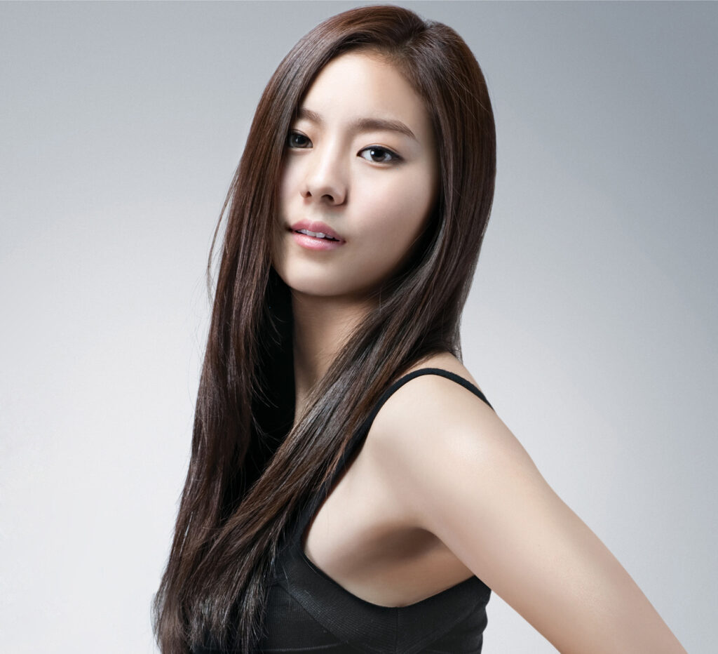 Uee Artis Korea dan Penyanyi