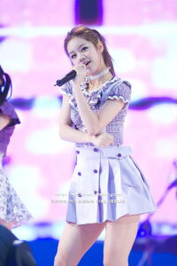 Lee Hyeri di panggung bersama Band nya