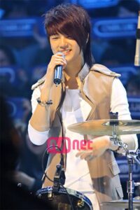 Minhyuk Tampil besama Band nya