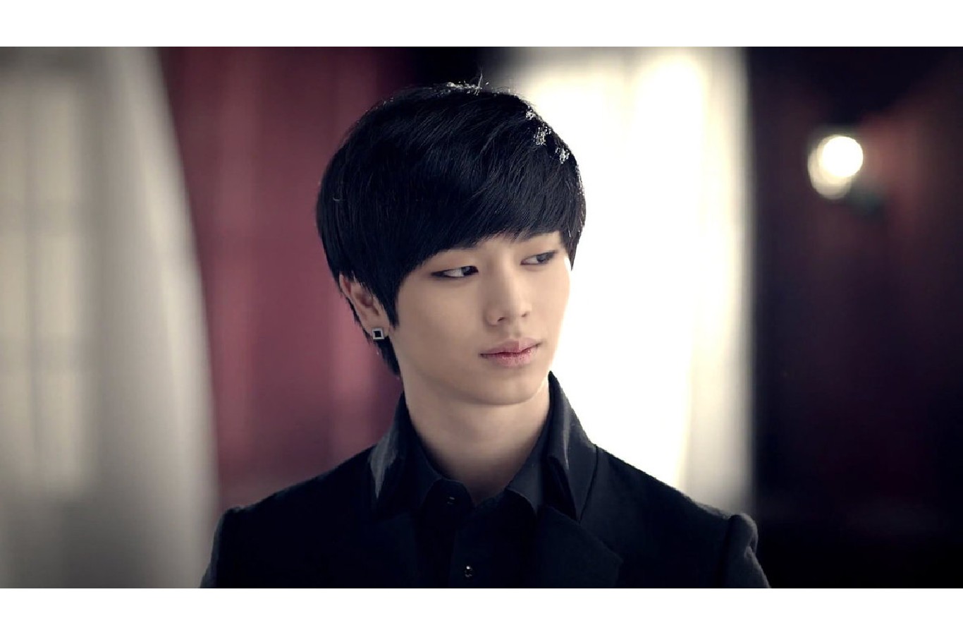 Yook Sung Jae Black Suit Photo 2017