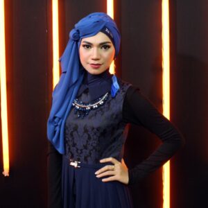 Indah Nevertari Jilbab Biru