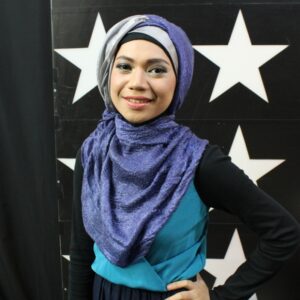 Indah Nevertari baju dan jilbab hijau