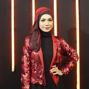 Indah Nevertari baju merah