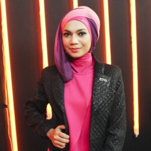 Indah Nevertari jaket Hitam