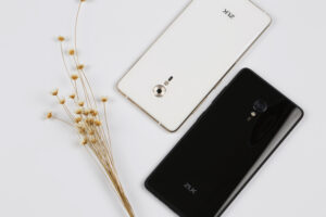 2 Varian ZUK Z2 Pro Hitam dan Putih