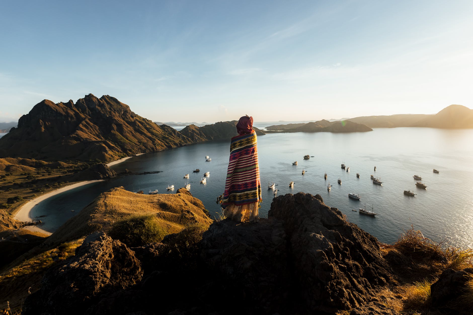 Menemukan Kekayaan Indonesia: 10 Tempat Wisata yang Wajib Dikunjungi 9 picturesque sunset over quiet bay